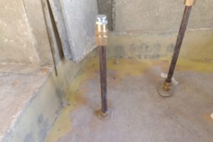 tubo-de-injecao-packer-instalado-no-piso-de-concreto