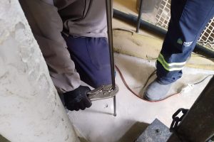ajuste-de-tubo-de-injecao-rente-ao-piso-junto-a-parede