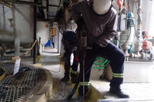 tecnico-cravando-tubo-de-injecao-no-piso-com-martelete
